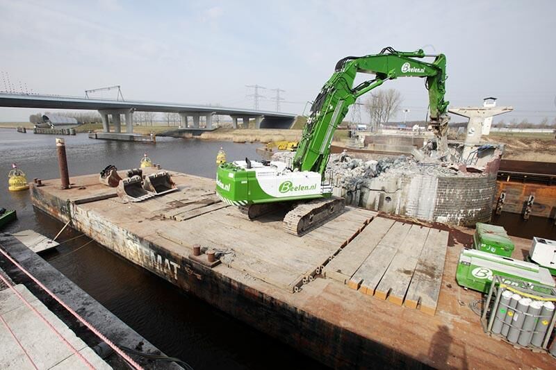 Adex Groep sloopt oude Ramspolbrug N50 te Ens 
